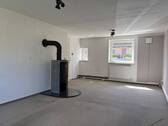 Wohnzimmer mit Blick zur Straßenseite im Erdgeschoss - 
