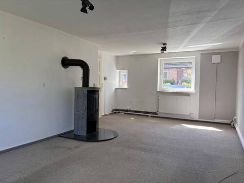 Wohnzimmer mit Blick zur Straßenseite im Erdgeschoss - 