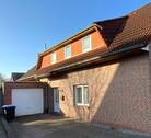 Zufahrt, Eingang und Garage - 3 Zimmer Etagenwohnung zum Kaufen in Jever
