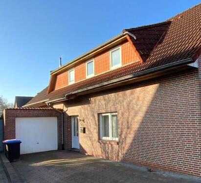 Zufahrt, Eingang und Garage - 3 Zimmer Etagenwohnung zum Kaufen in Jever