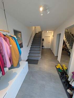 Flur - 6 Zimmer Reihenmittelhaus zum Kaufen in Leverkusen