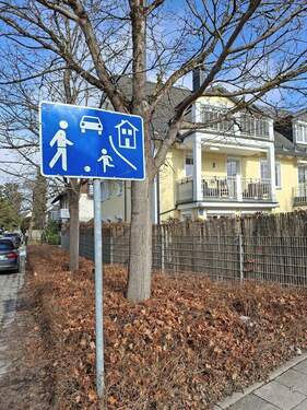 Eingang in ruhiger Spielstraße - 