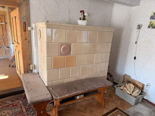 großer Kachelofen mit Sitzbank - 