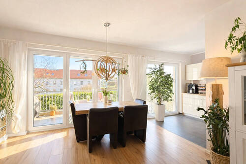 Wohn- und Essbereich - Effizienzklasse A+! 5-Zimmer-Eigentumswohnung mit eigenem Garten in idyllischer Lage von Dresden!