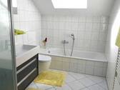 Bad mit Wanne und Dusche - 
