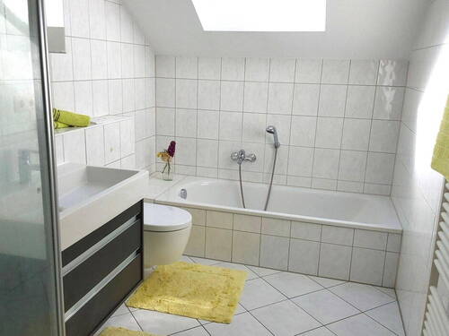 Bad mit Wanne und Dusche - 