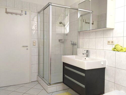 Modernes, helles Bad - 