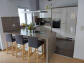 Moderne Küche mit Bar - 5 Zimmer Doppelhaushälfte in Wehrheim