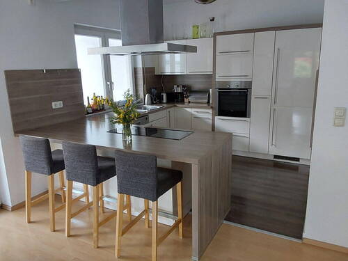Moderne Küche mit Bar - 5 Zimmer Doppelhaushälfte in Wehrheim