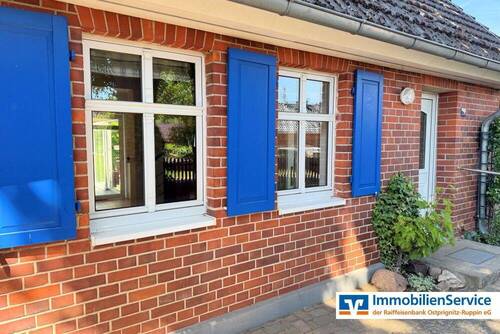 Fassade mit Fensterläden - 