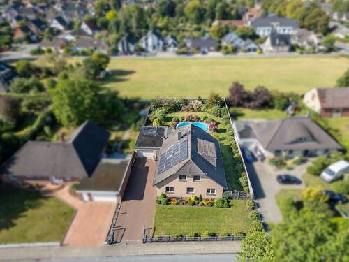 Ansicht Drohne - 7 Zimmer Einfamilienhaus zum Kaufen in Bassum