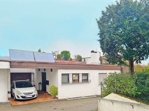 Haus Vorderseite - Stuttgart-Hoffeld: Großzügiges EFH - ideal für Familien in bester Lage mit Innenpool und Garten