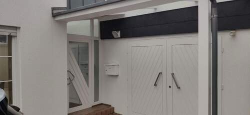 Haupteingang und Garage - 