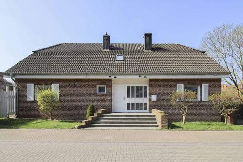 Hausansicht - Leerstehendes Zweifamilienhaus in ruhiger Lage mit tollem Südgarten