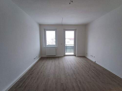 Wohnzimmer mit Balkon - 2 Zimmer Etagenwohnung in Merseburg