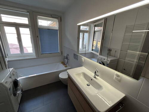Tageslicht Bad mit Badewanne - 
