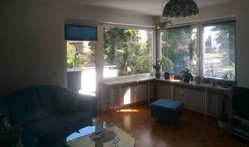 Wohnzimmer mit Balkonzugang - 