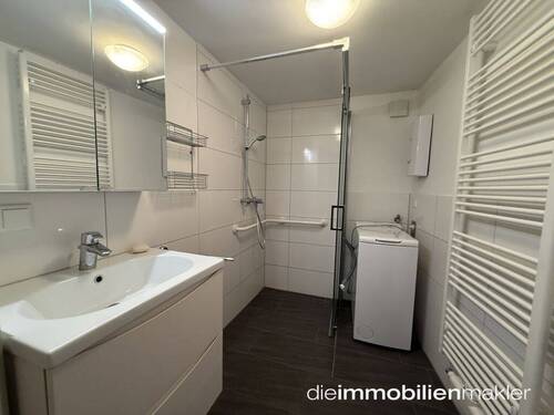 Bad mit Dusche - 