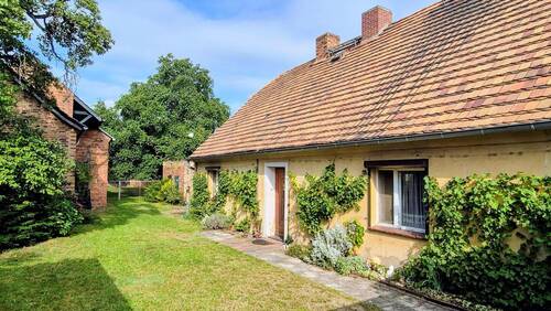 Hauansicht - Bauernhaus mit großem Grundstück auf dem Land zu verkaufen