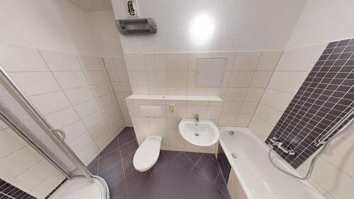 Bad mit Dusche und Wanne - Tolle 3-Raum-Wohnung mit Dusche u. Wanne