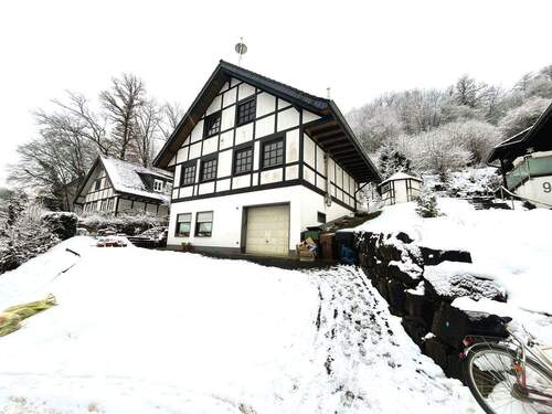 Front - Zentral gelegenes Einfamilienhaus mit Einliegerwohnung