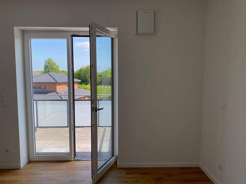 Schlafzimmer mit angr. Bad u. sep. Balkon - 