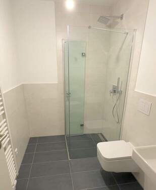 Badezimmer mit Dusche - 