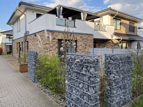 Seitenansicht - Moderne 2-Zimmer-EG-Wohnung mit Terrasse, Gartenanteil & Garage
