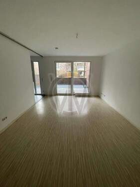 Wohnzimmer - Bezugsfreie 2-Zimmer Wohnung inkl. Terrasse in Friedrichshain - fußläufig zum Spreeufer!