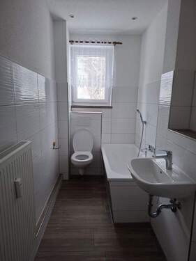 Blick in das Bad - 2-Raum-Whg., Bad mit Fenster, Badewanne incl. Dusche, neu renoviert auch für ALGBüGe mögl.