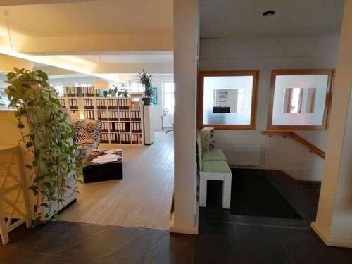 Büro 1 Eingang mit Blick zum hiteren Teil des Büro - 