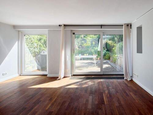 Zimmer mit Zugang zur Terrasse im Souterrain - 