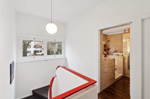 Treppe ins Obergeschoss - 