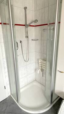 Bad mit Dusche - 