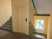 Treppenhaus mit Aufzug - 1 Zimmer Etagenwohnung in Riesa