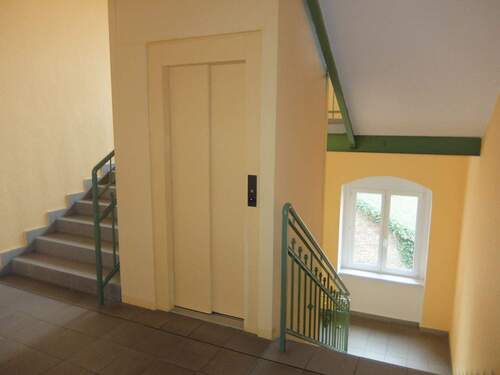 Treppenhaus mit Aufzug - 1 Zimmer Etagenwohnung in Riesa