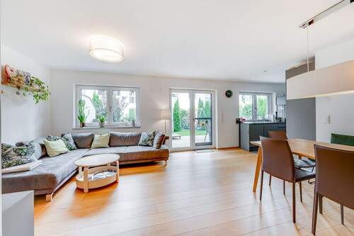 Wohnzimmer - AIGNER - Moderne Gartenwohnung auf zwei Etagen mit Südterrasse und eigenem Garten