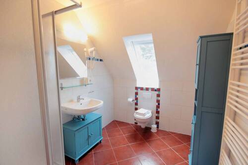 Tageslichtbad mit Dusche im OG - 