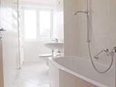 Bad mit Wanne - Etagenwohnung mit 68,40 m² in Riesa zur Miete