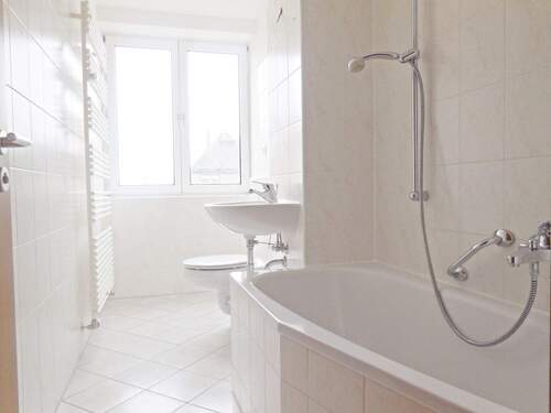 Bad mit Wanne - Etagenwohnung mit 68,40 m² in Riesa zur Miete