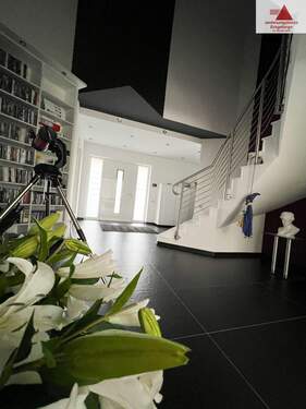 Treppenaufgang_Eingansbereich - 6 Zimmer Einfamilienhaus in Chemnitz