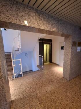 Treppenhaus mit Aufzug - 1 Zimmer Büro in Nordhausen