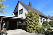 Außenansicht und Carport - 8 Zimmer Mehrfamilienhaus, Wohnhaus zum Kaufen in Gifhorn