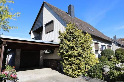 Außenansicht und Carport - 8 Zimmer Mehrfamilienhaus, Wohnhaus zum Kaufen in Gifhorn