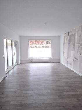 Verkaufsraum / Ladenfläche mit Blick zur Straße - Gewerbeobjekt (Büro, Produktion, Verkauf) in Nordhausen zur Miete