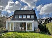 rückwärtiger Blick auf Haus 2 mit umschlossener Terrasse - 