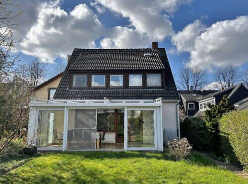 rückwärtiger Blick auf Haus 2 mit umschlossener Terrasse - 