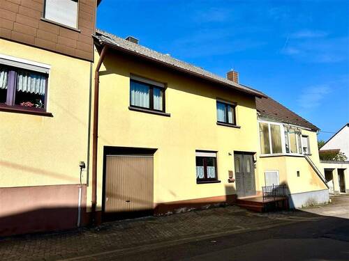 Vorderansicht - 4 Zimmer Mehrfamilienhaus, Wohnhaus in Illingen