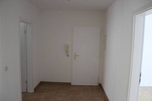 Flur mit Eingangstür - 