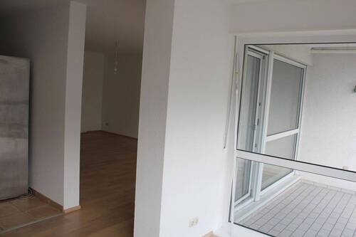 Blick Essbereich ins Wohnzimer - 3 Zimmer Etagenwohnung in Frankfurt